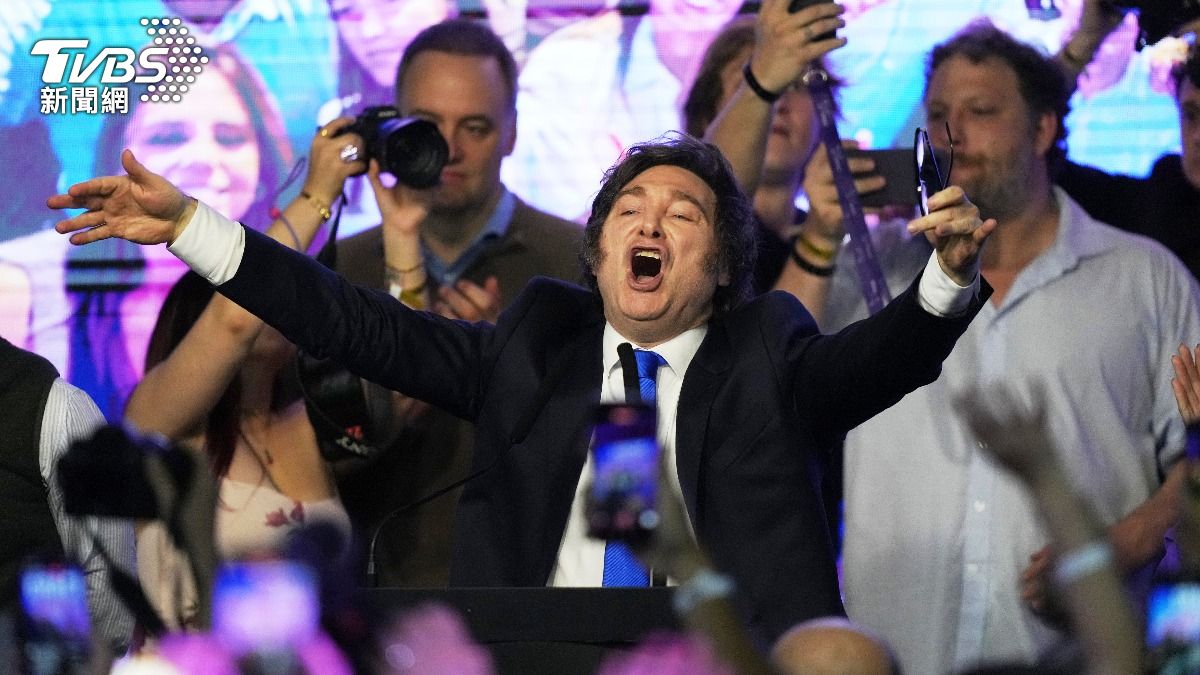 阿根廷總統米雷伊26日在阿根廷布宜諾斯艾利斯舉行的立法中期選舉後,慶祝在全國關鍵選區獲壓倒性勝利。(圖/達志影像美聯社)
