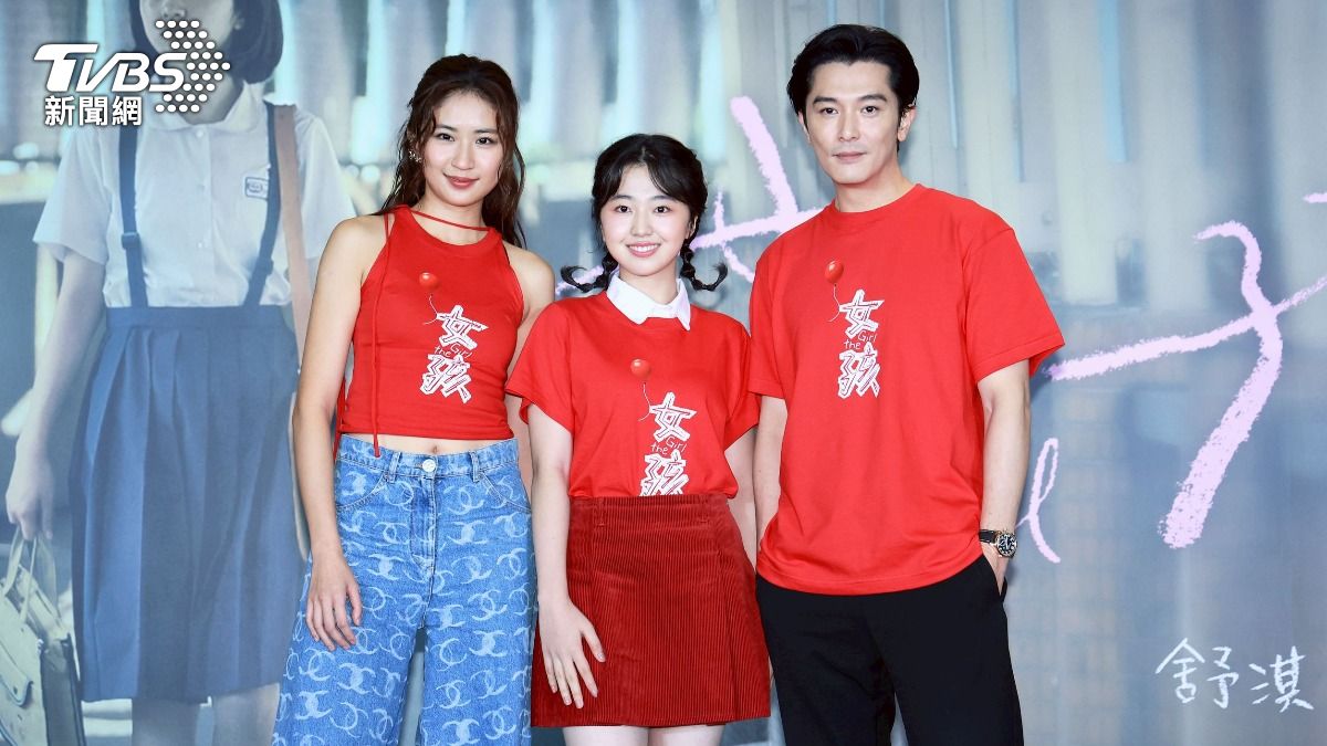 9m88、白小櫻、邱澤飾演一家人。(圖/趙世平攝)