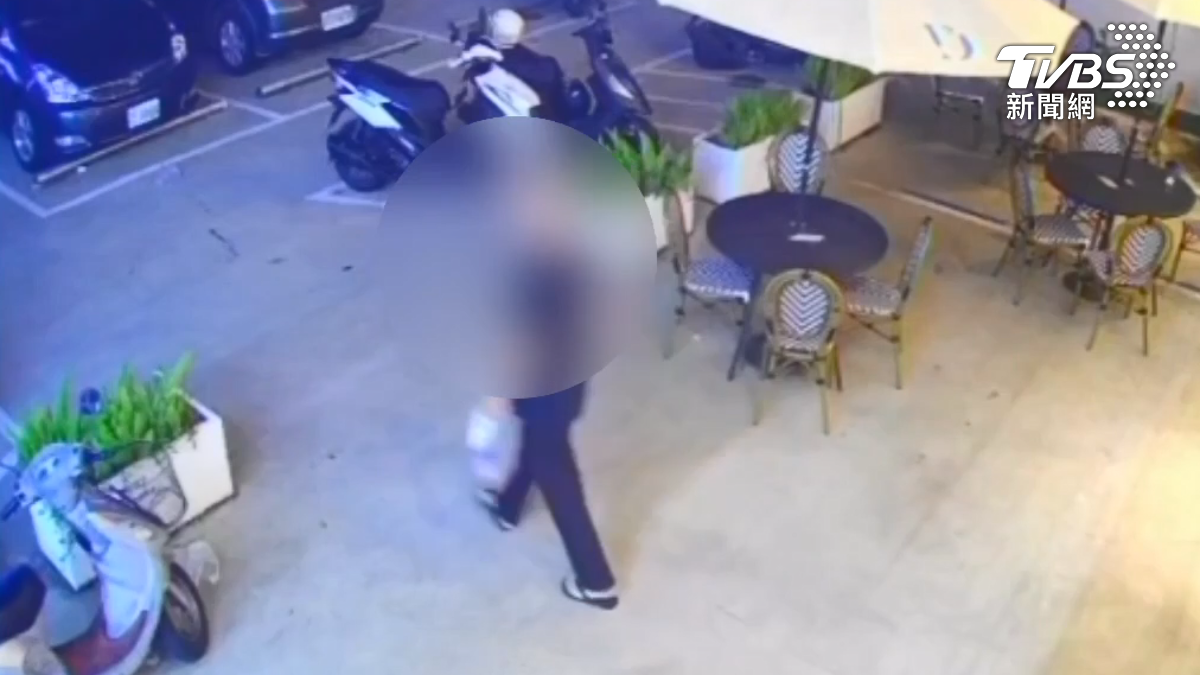被害女子當時正在廁所，發現有男子蹲下來在門縫偷窺，她嚇到大叫，男子迅速逃離咖啡廳（圖／TVBS）