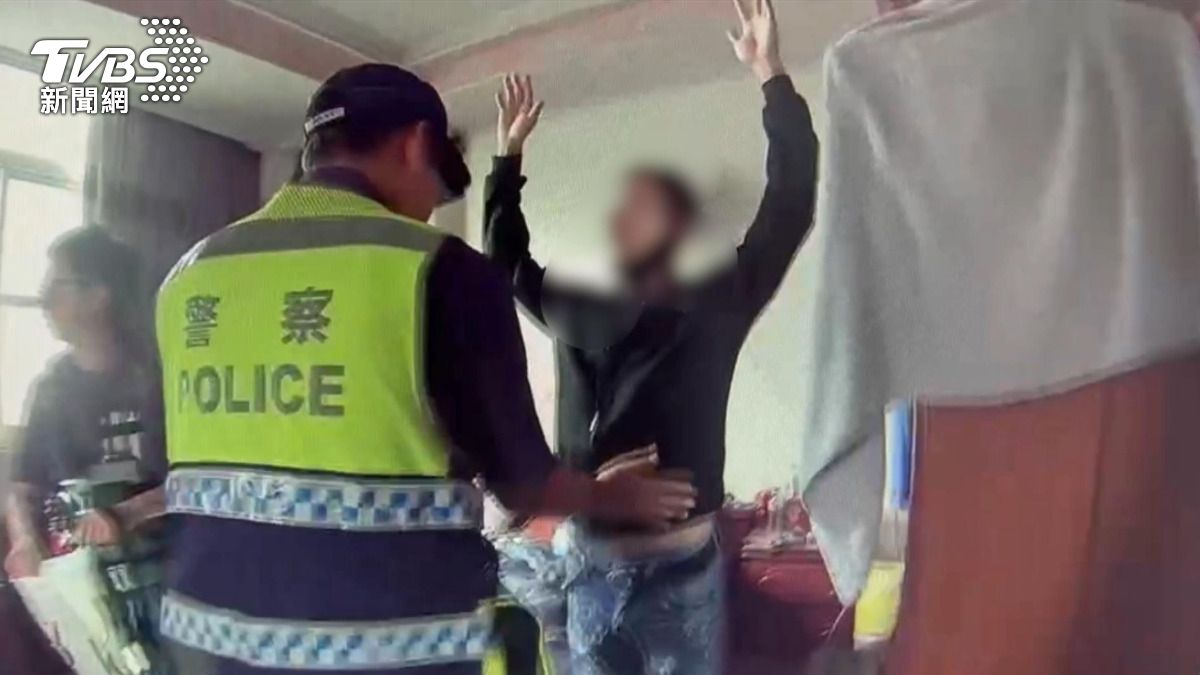 被逮捕時,林姓男子舉起雙手表示投降。(圖/TVBS)