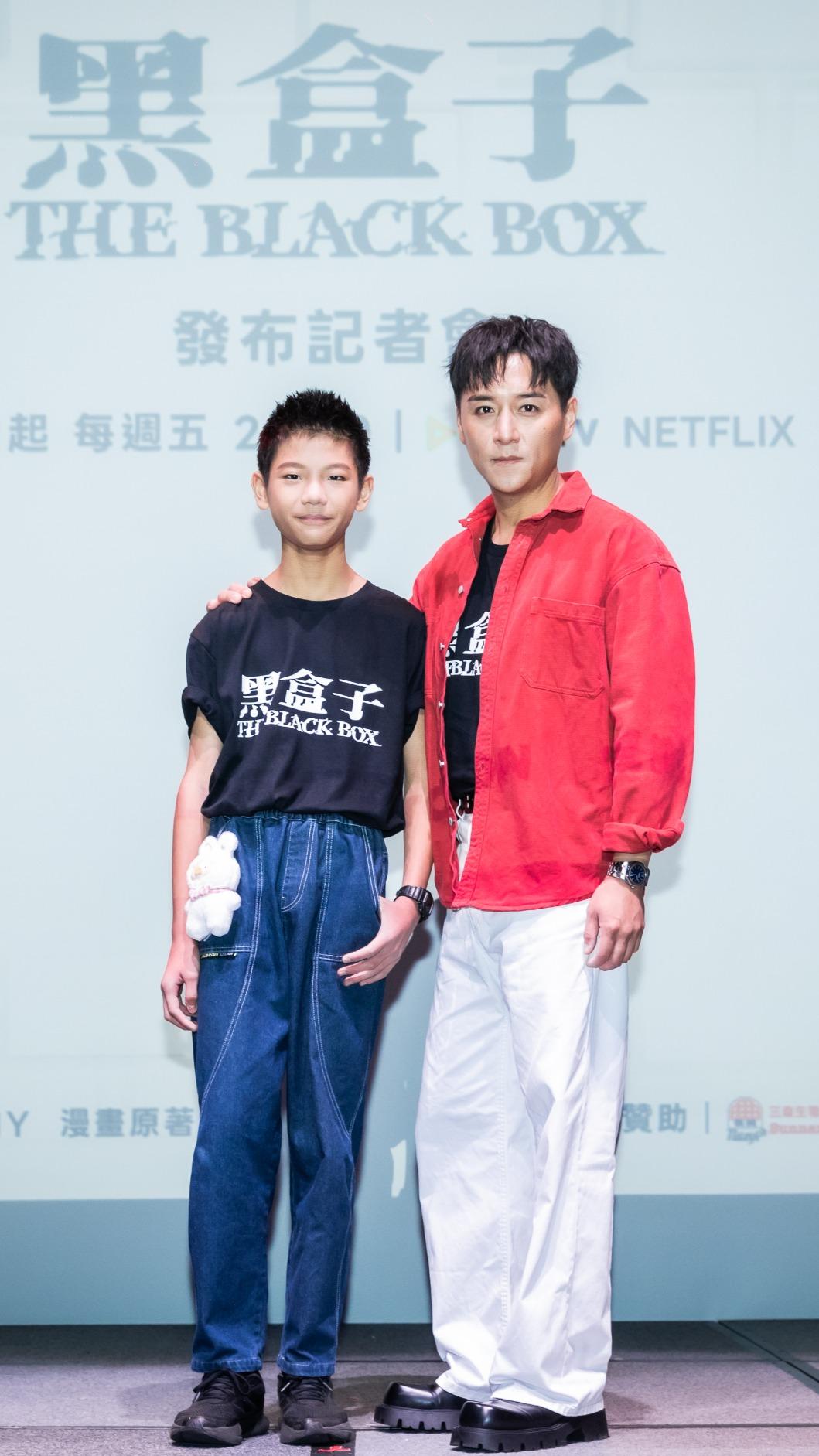 鄭人碩(右)、洪君昊在《豬人》單元飾演父子。(圖/LINE TV提供)