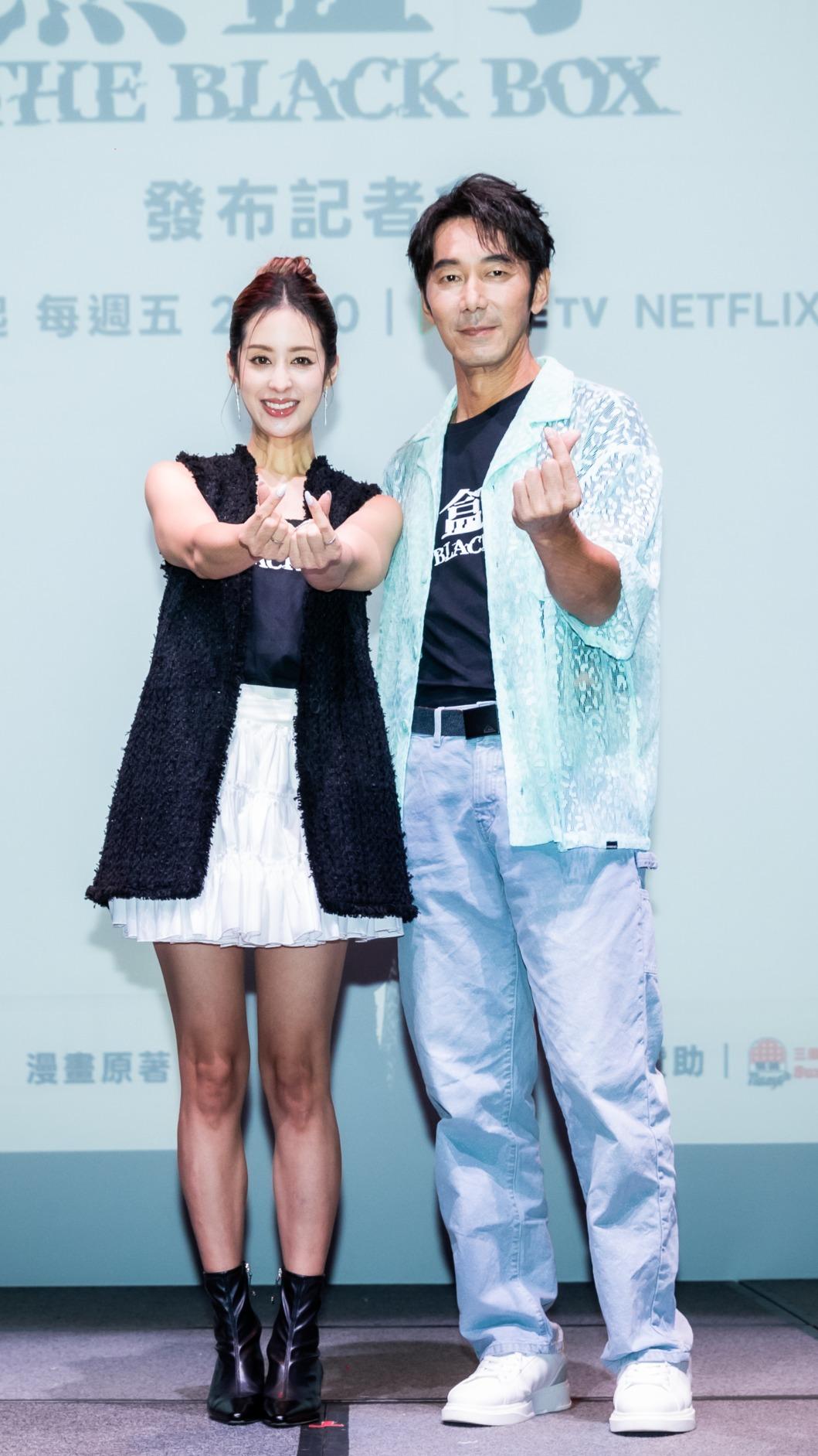 莫允雯(左)飾演神秘面具人、李李仁飾演流浪漢。(圖/LINE TV提供)