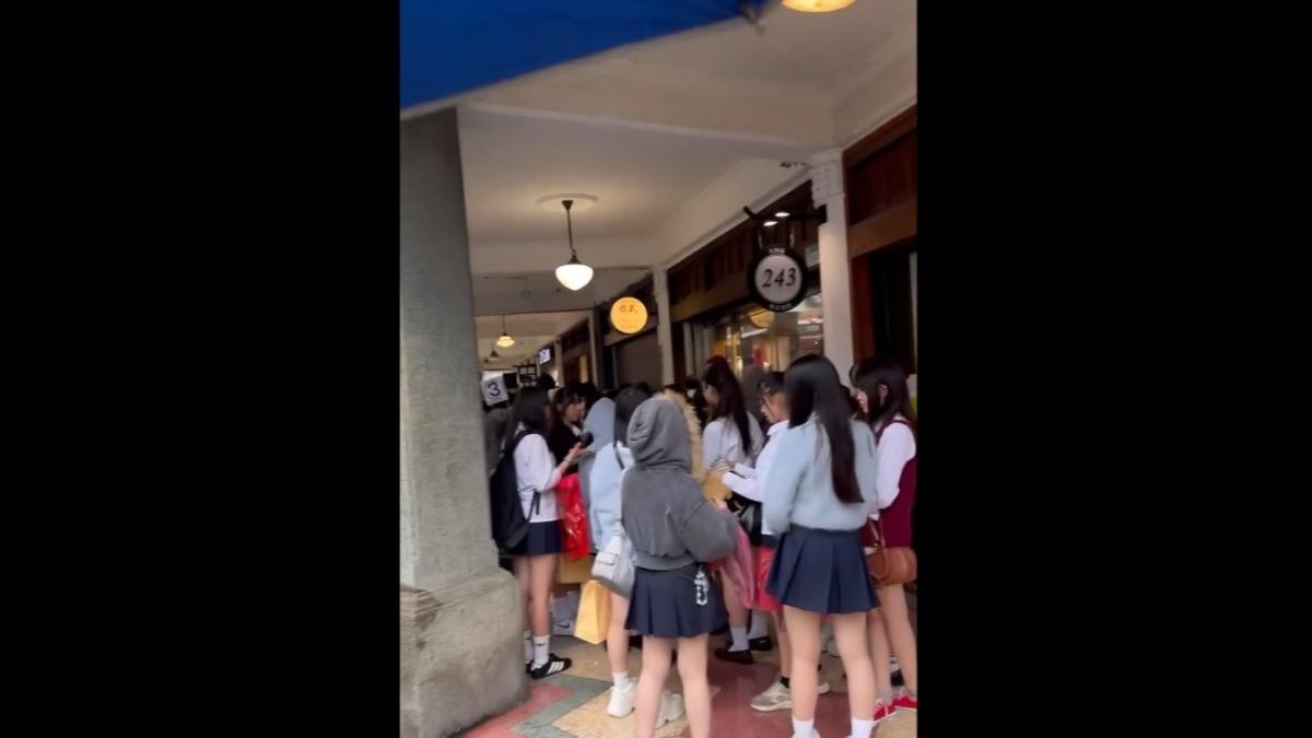 月老也拚海外業績?日高中女生畢旅來霞海城隍廟 網:如台人拜神社
