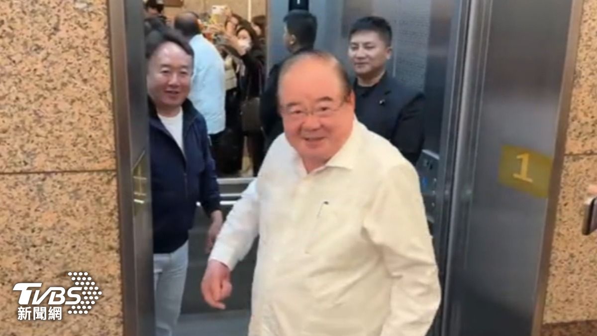準國民黨副主席李乾龍,率團隊赴中央黨部交接。(圖/TVBS)