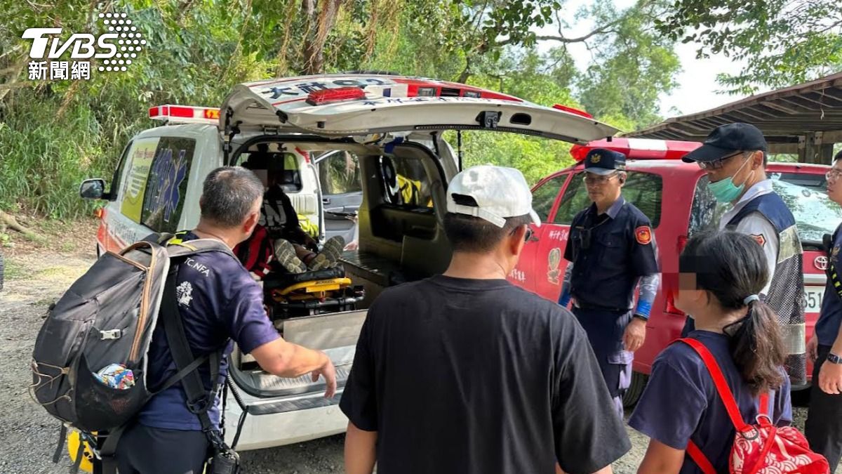 一家四口爬觀音山走不出去…母暈倒 小朋友哭喊聲警察叔叔找到人