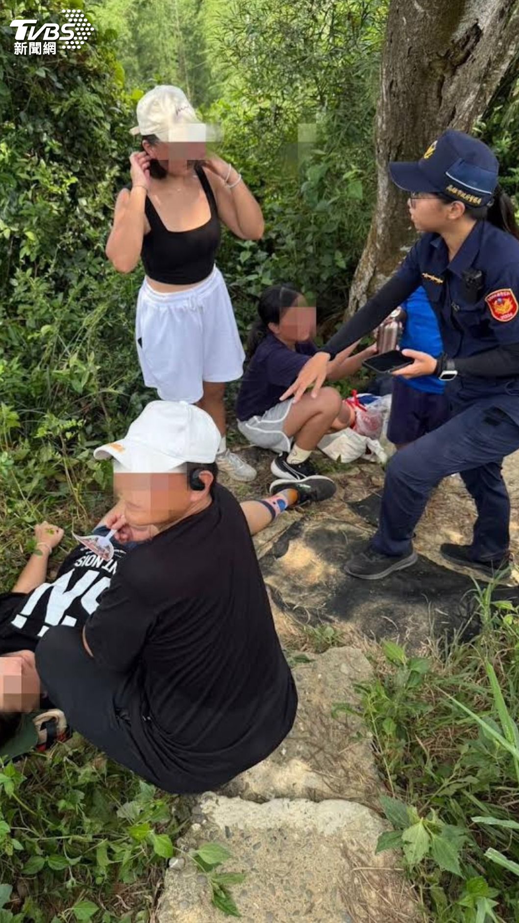 一家四口首次登山不熟悉「觀音山」步道,不慎迷路。(圖/TVBS)