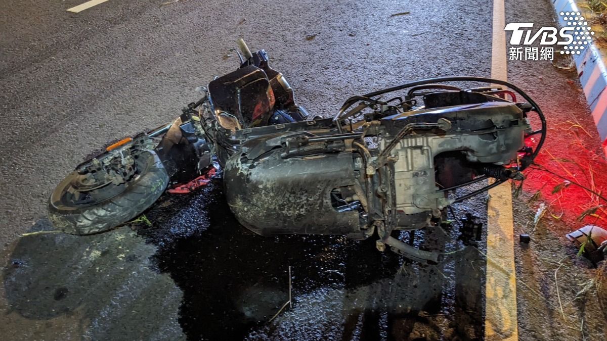 何姓男子左轉被同向直行車撞上,對方酒測值0.89又沒煞車,車禍現場慘烈。(圖/TVBS)