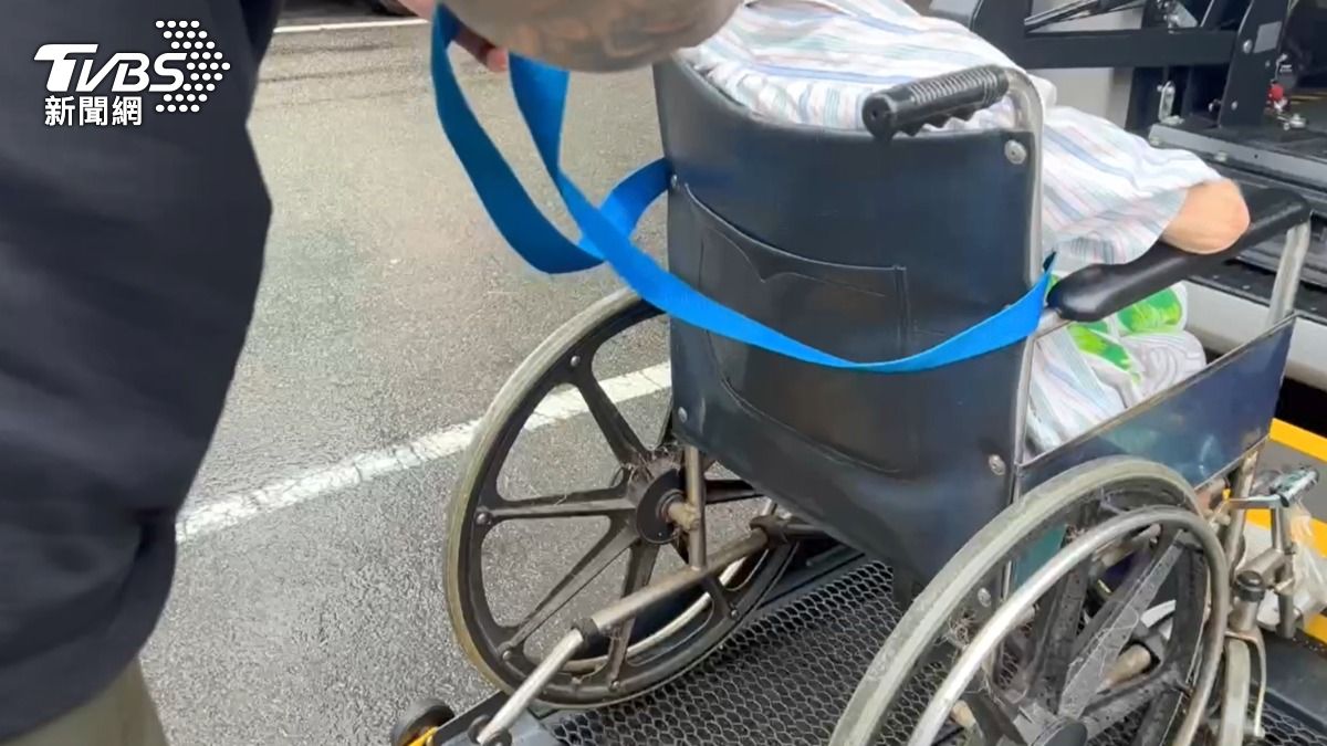 桃園長照有骨董車，車齡竟120年，議員追真相。（圖／TVBS）