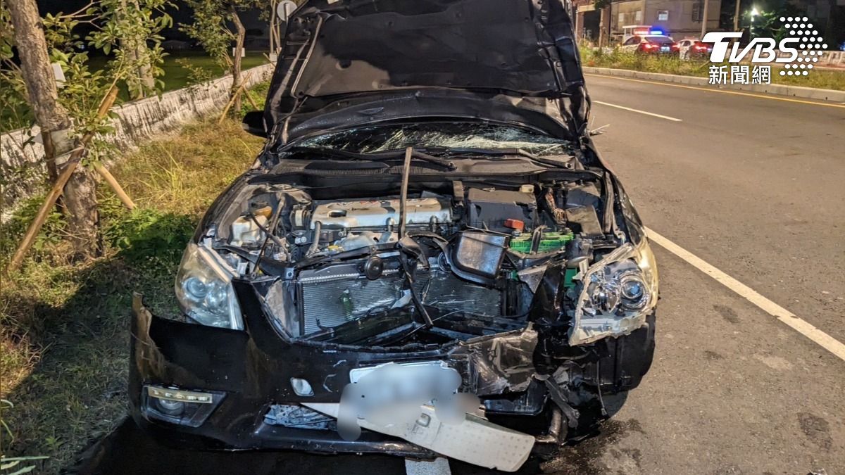 何姓男子左轉被同向直行車撞上,對方酒測值0.89又沒煞車,車禍現場慘烈。(圖/TVBS)