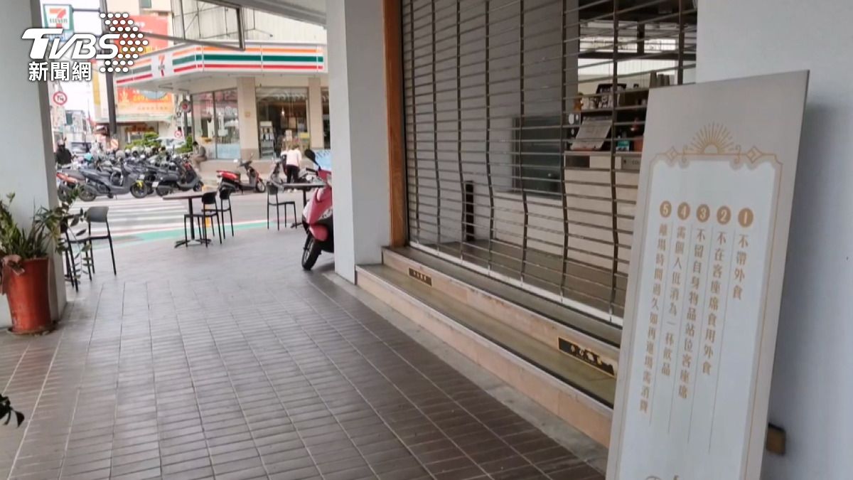 爭執過程中,外籍顧客直接請來咖啡店老闆協助處理。(圖/TVBS)