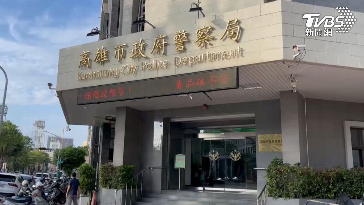高雄市警局的一名聘僱職工,被爆料在上班時間玩手機、看電視,像在摸魚一樣,嚴重影響警察形象(圖/TVBS)