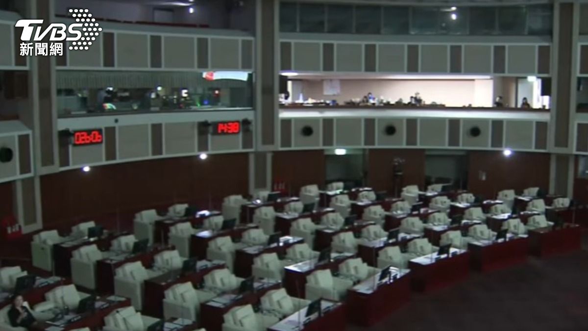 台北市議會下午質詢到一半，突然跳電，議場燈光幾乎全暗。（圖／TVBS）