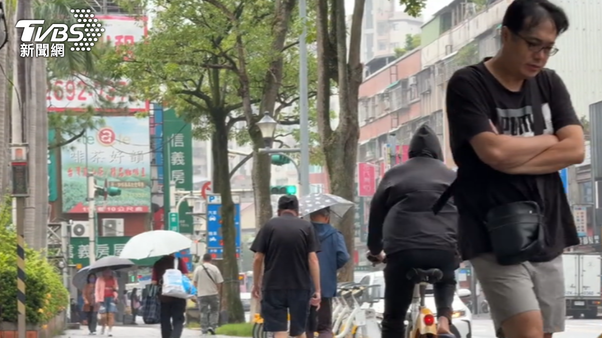 東北季風接力連續下雨降溫。(圖/TVBS)