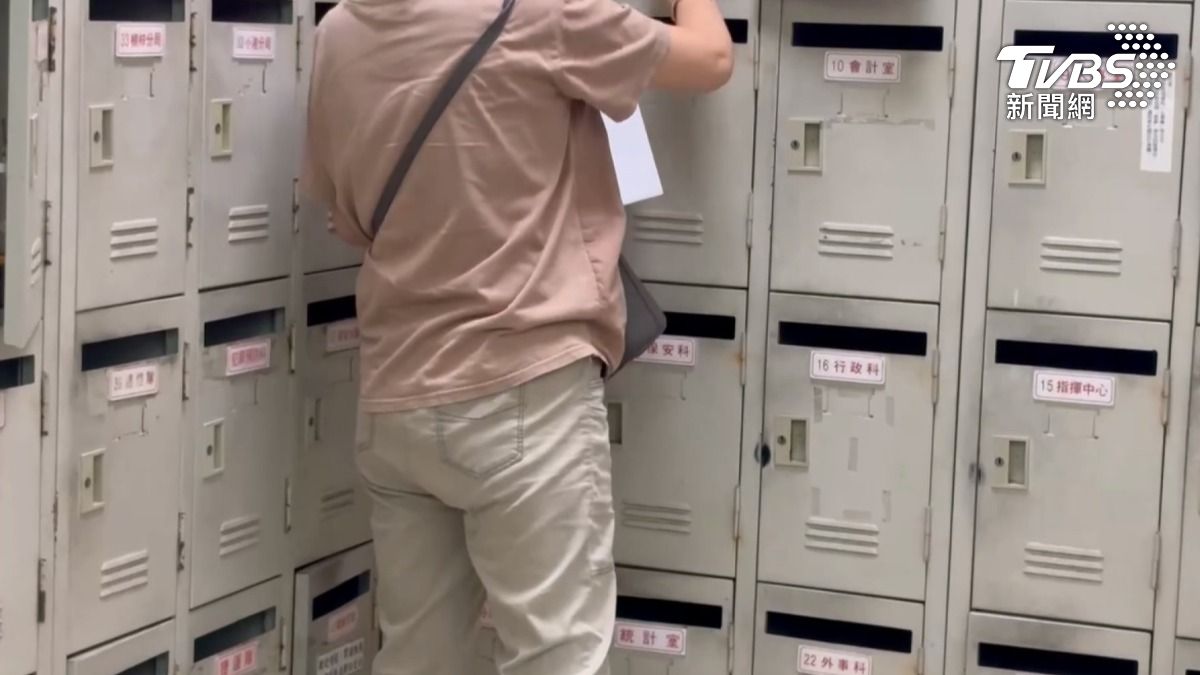 這名職工是高雄市警局的外事科聘僱人員,工作內容包含清潔環境、送公文等等(圖/TVBS)