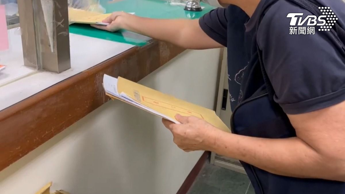 當時職工已經將工作完成,是利用休息時間看電視,但其他人看來就像在摸魚,糾正她往後不能再出現誤導大眾行為(圖/TVBS)