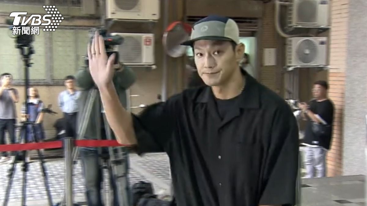閃兵案首傳藝人,威廉3度鞠躬面對司法。(圖/TVBS)
