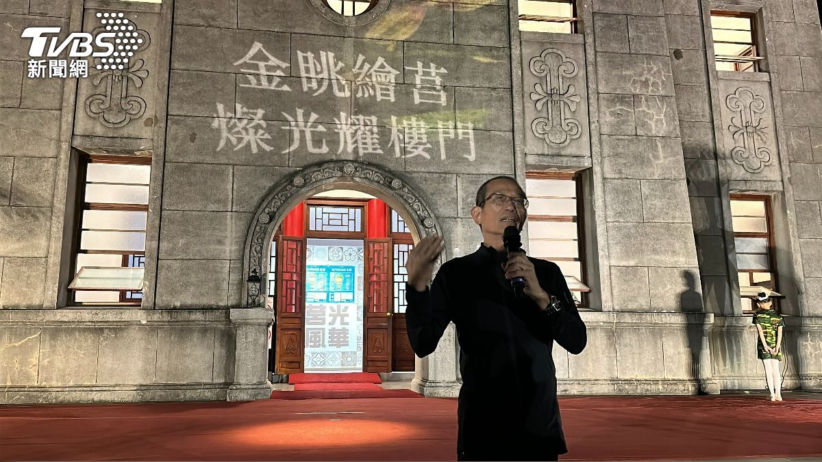 藝術家何仲昌用燈光探討金門人精神。（圖／程子奕攝）