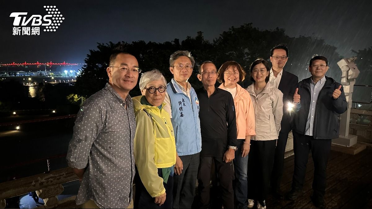 觀光處長許績鑫、議員董森堡及藝術家何仲昌等人於莒光樓3樓合影。（圖／程子奕攝）