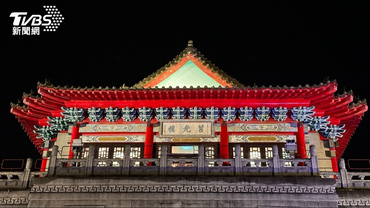燈光將夜晚的莒光樓建築配色之美完整呈現。（圖／程子奕攝）