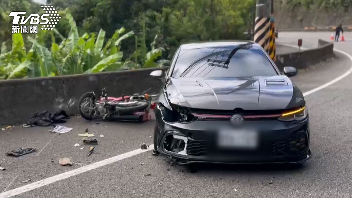 一輛價值約180萬元的福斯GTI轎車疑失控打滑,和對向機車發生正面碰撞。(圖/TVBS)