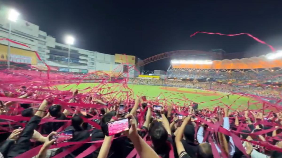 中職台灣大賽G5樂天桃猿勝利，球迷拋彩帶慶祝。（圖／TVBS）