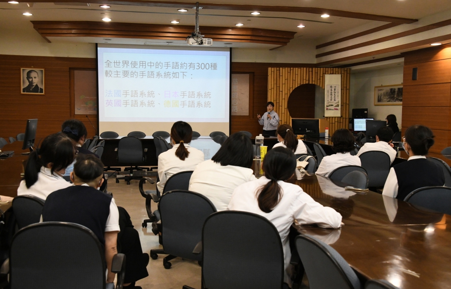 大林慈濟醫院近日邀請手語老師林怡君（站立者）分享聾人溝通困境，讓醫護人員學習在醫療場域如何提供聾人實質協助。（圖／中央社）