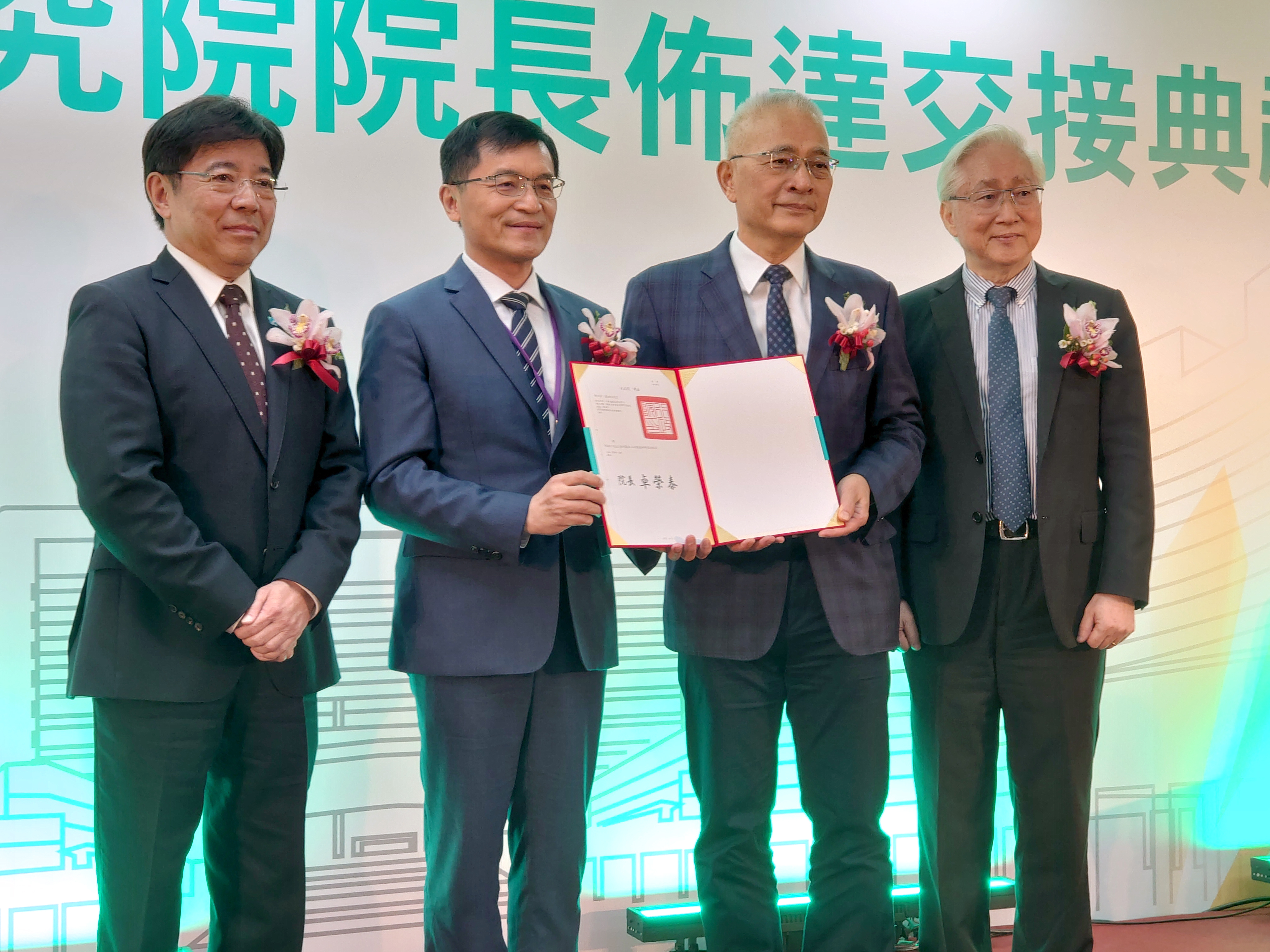 工研院27日舉辦院長布達交接典禮，由經濟部次長何晉滄（左2）監交，新任院長張培仁（右2）上任，左1為卸任院長劉文雄，右1為工研院董事長吳政忠。（圖／中央社）
