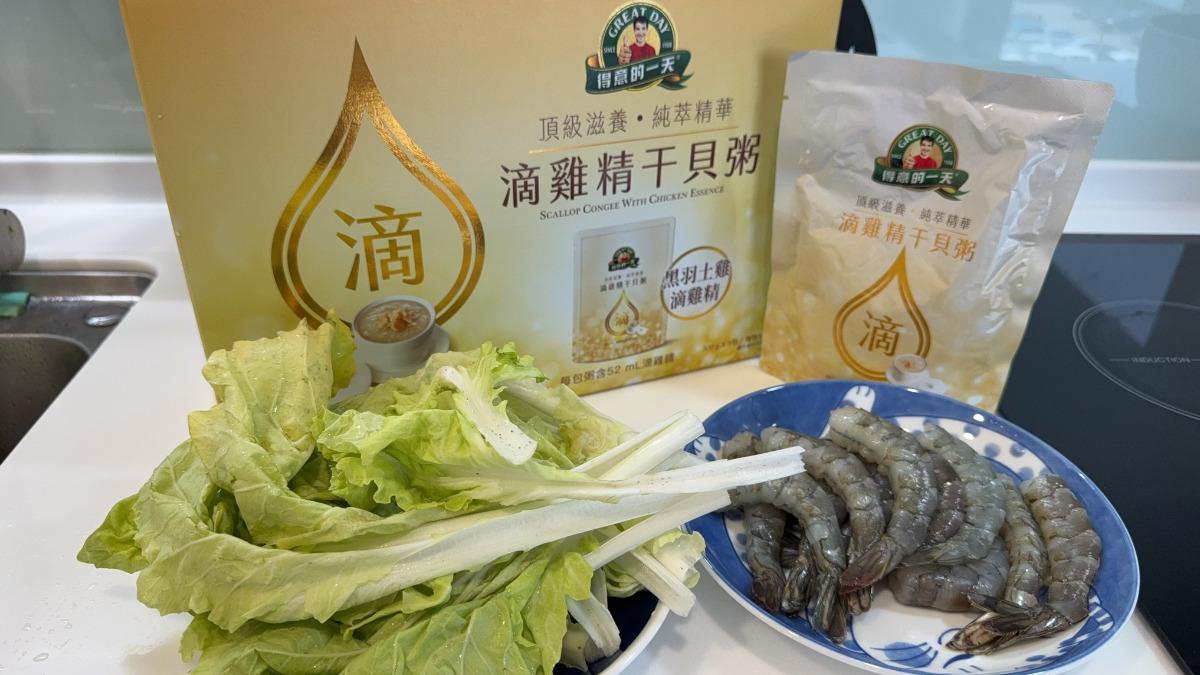 這名媽媽表示,把蝦子跟白菜一起煮,讓整體風味提升。(圖/翻攝自臉書@ Costco好市多商品經驗老實說)