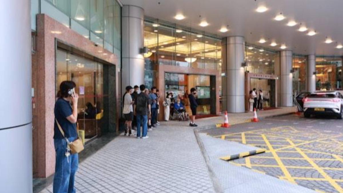 大批媒體在醫院外頭。（圖／香港01）