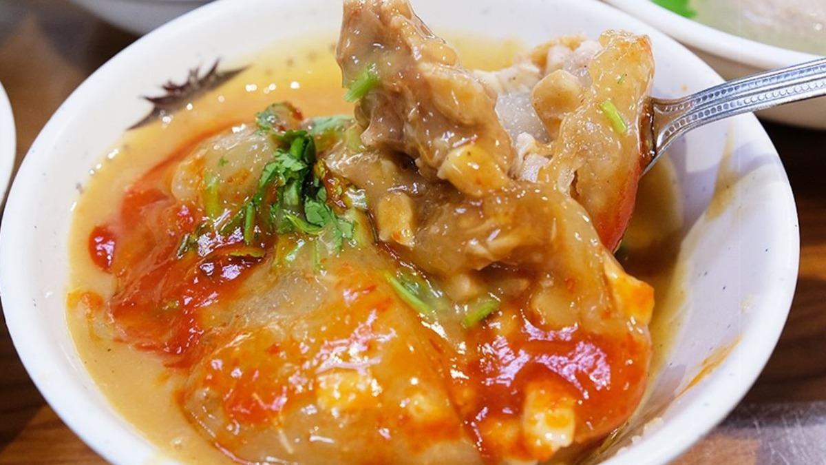 肉圓外酥內軟,筍丁脆口香甜,推薦必加辣醬增添香味會更好吃。(圖/Yuki‘s Life提供)