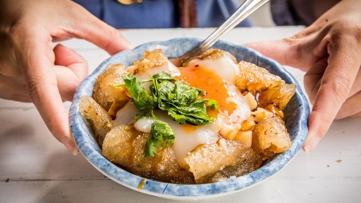 肉圓炸過之後超酥,內餡是滿滿筍角和豬肉條,分量十足。(圖/大手牽小手玩樂趣提供)
