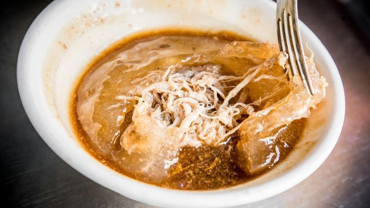 肉絲肉圓是柔軟中帶點咬勁,內餡相比之下偏乾一點。(圖/大手牽小手玩樂趣提供)