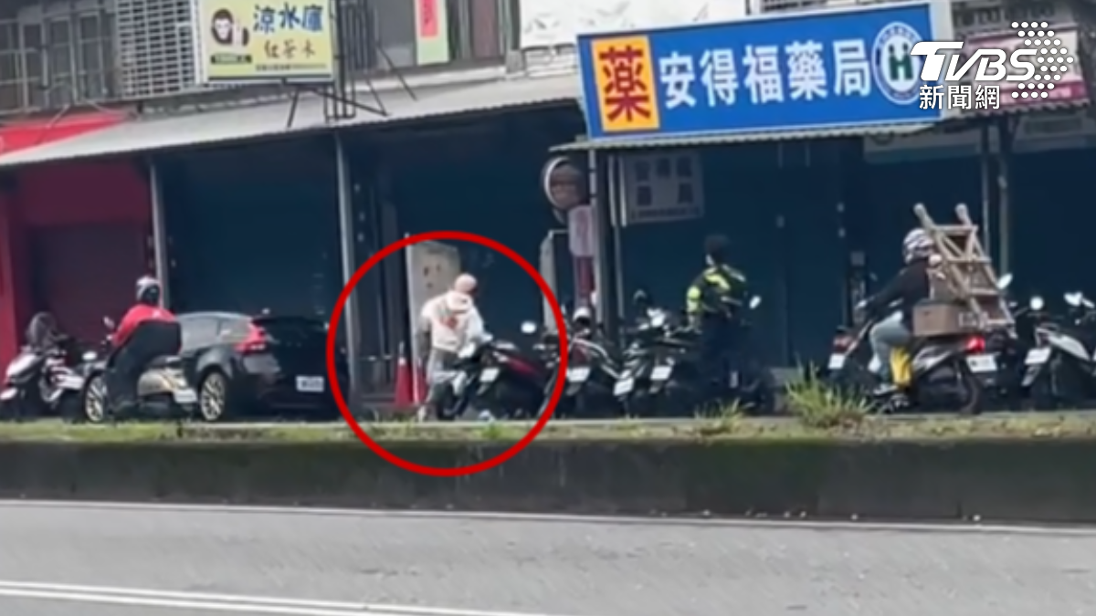 桃園市一名33歲越南籍失聯移工,在街頭遭警方攔查時,驚慌棄車逃逸(圖/民眾提供)