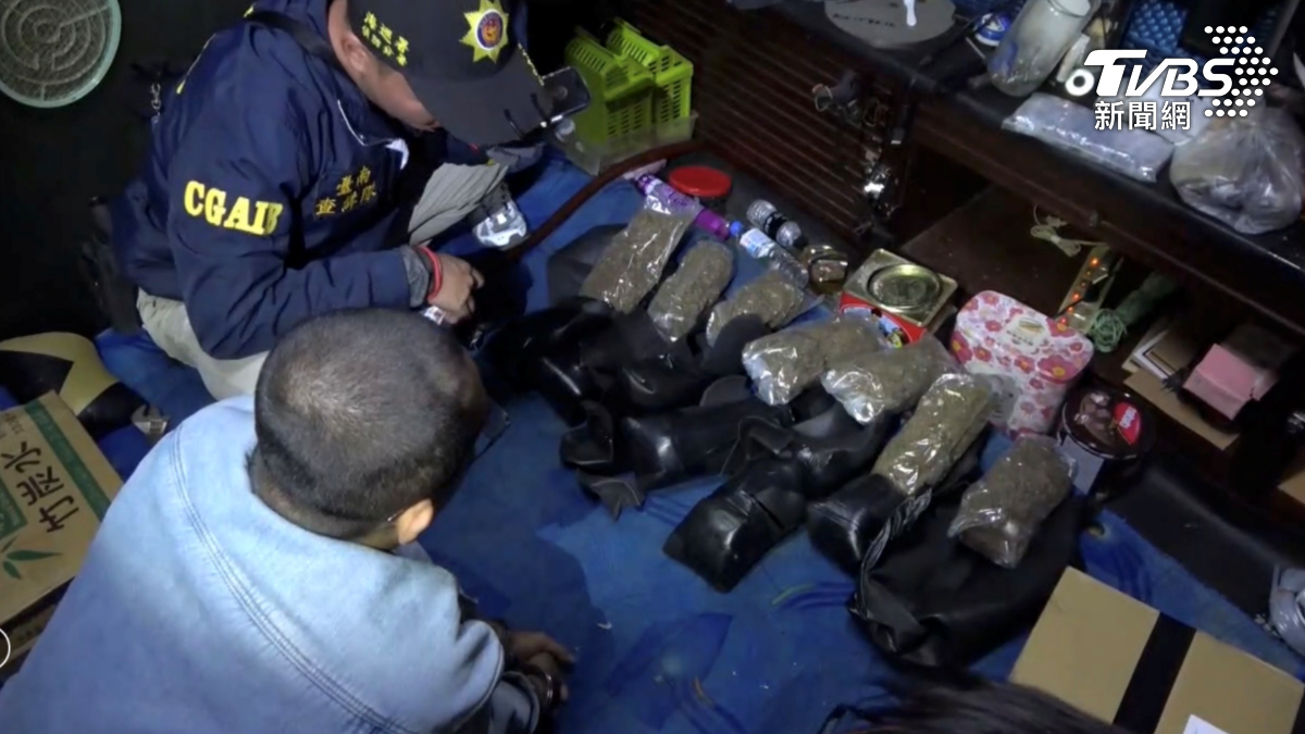 台南也有逃逸移工販毒被逮,現場查獲7大包大麻擺在眼前,警方透過政府登記的印尼文老師進行翻譯。(圖/TVBS)