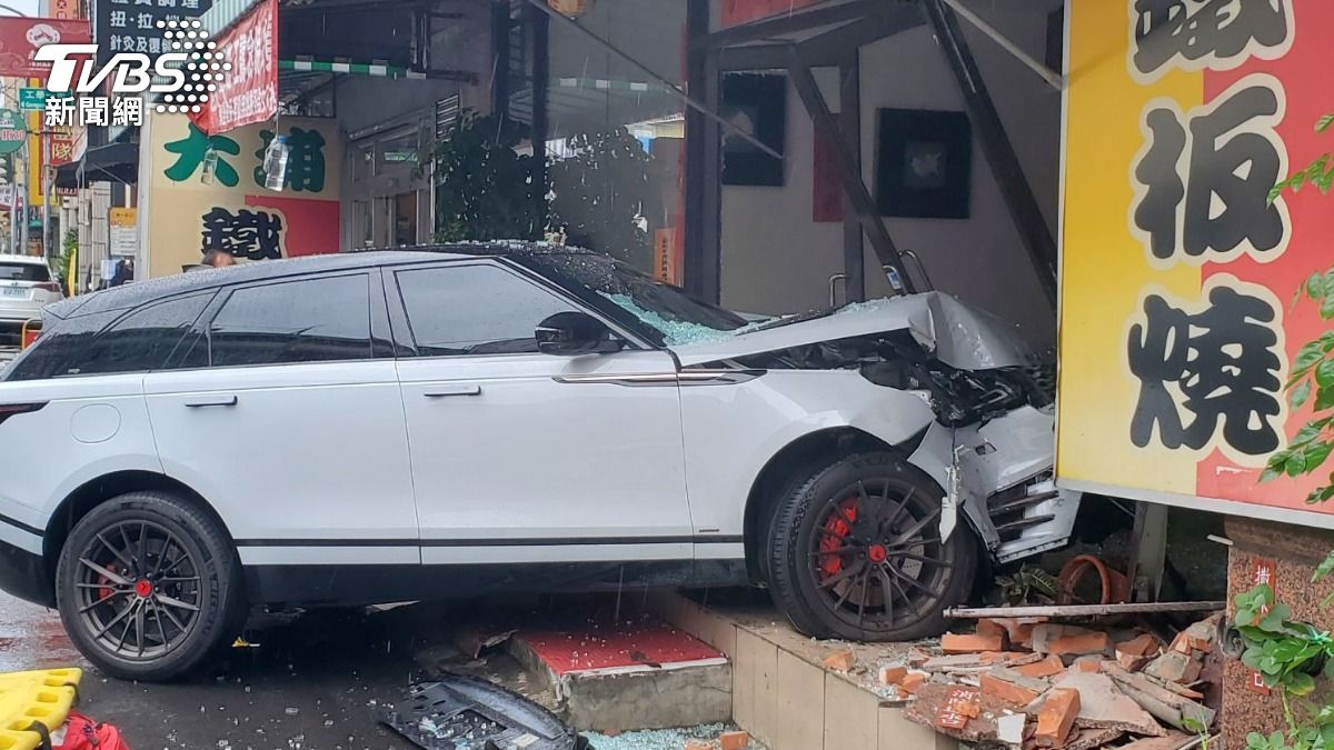 台中男開車突失控!跨對向撞進大埔鐵板燒 頸有利刃傷慘死