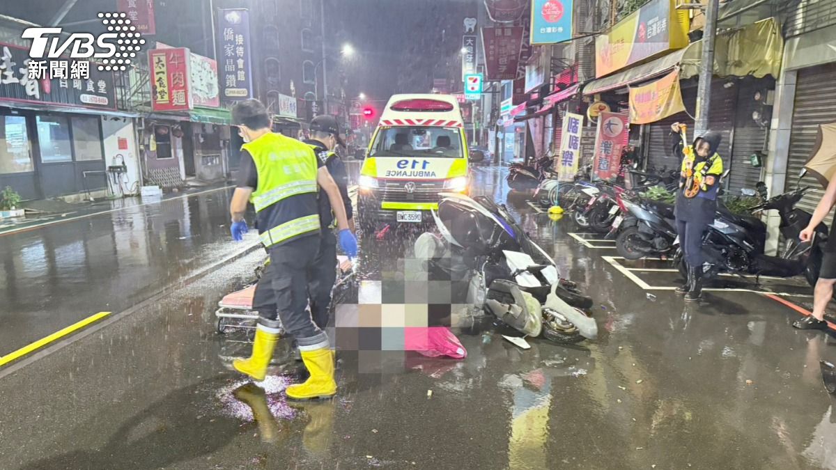有片/三峽騎士雨夜路口攔腰撞翻老翁 他被抓包無照駕駛慘了