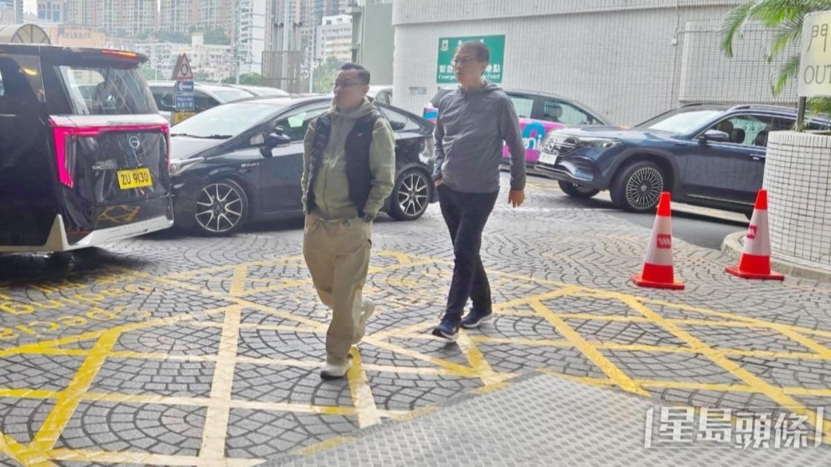 無綫電視TVB戲劇部助理總監文偉鴻(前)、監製兼任戲劇組製作部經理林志華(後)昨天現身醫院。(圖/星島日報)