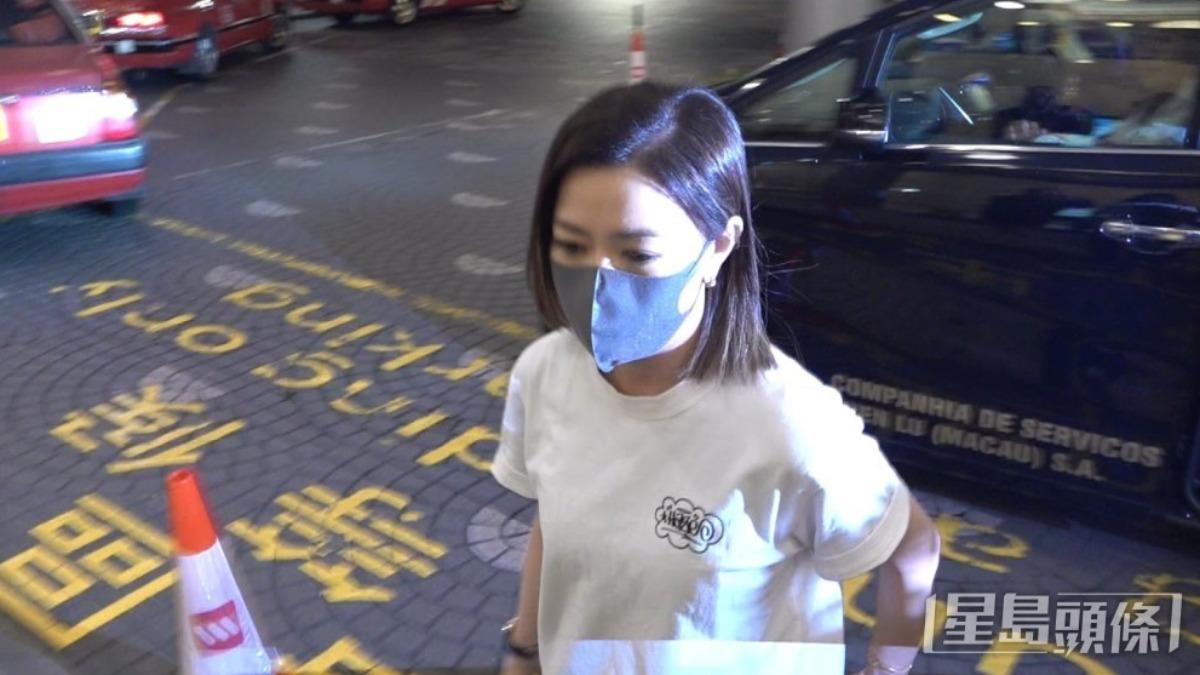 佘詩曼急見乾爹最後一面。(圖/星島提供)