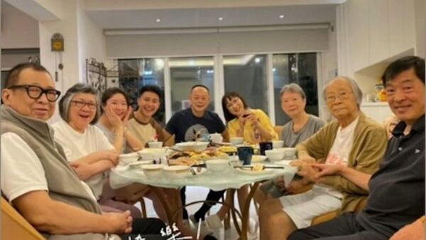 許紹雄(左一)最後身影曝光。(圖/翻攝自IG)
