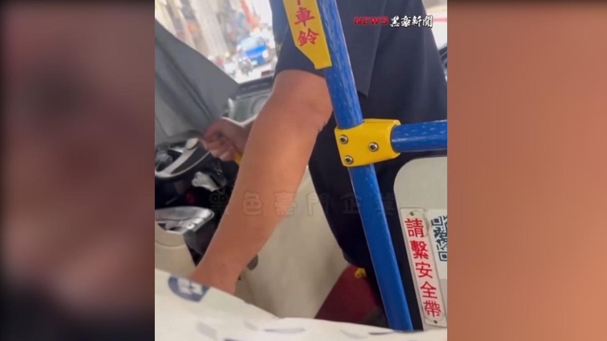 公車司機教學乘客如何防身。(畫面翻攝/黑色豪門企業)