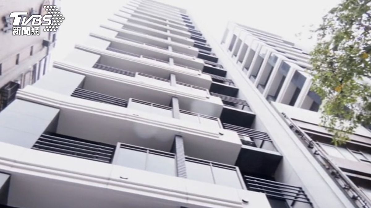 黃國昌岳父的建案,也被爆違建。(圖/TVBS)