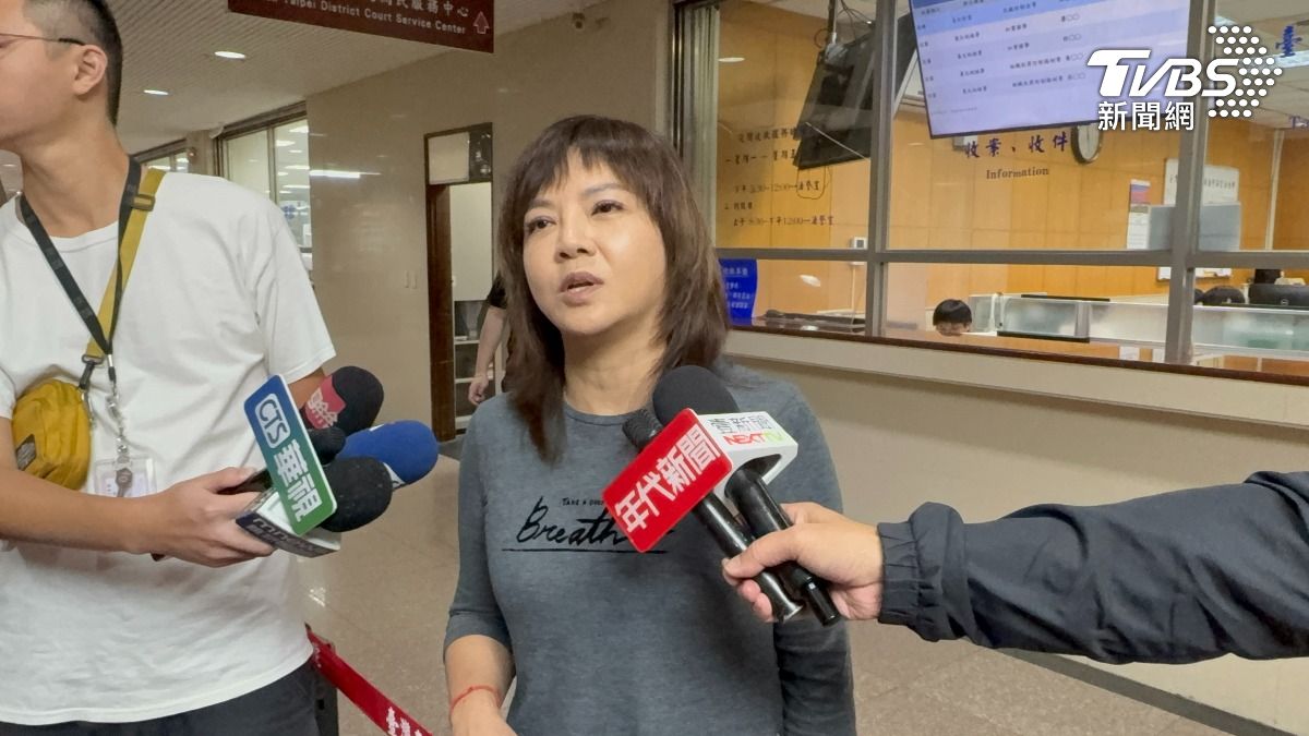 嫌柯文哲舞跳不好、歌唱很爛 戴利玲拿「愛的小手」拍地上修理