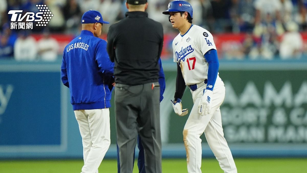 道奇隊球星大谷翔平疑腿部不適，總教練羅伯茲上前關切。（圖／達志影像美聯社）
