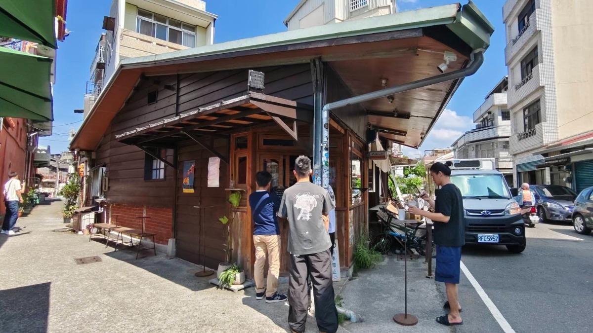 荒廢多年的日式木造小屋雜貨店，變身為街頭外帶咖啡小舖スピードSupiido。（圖／TVBS）