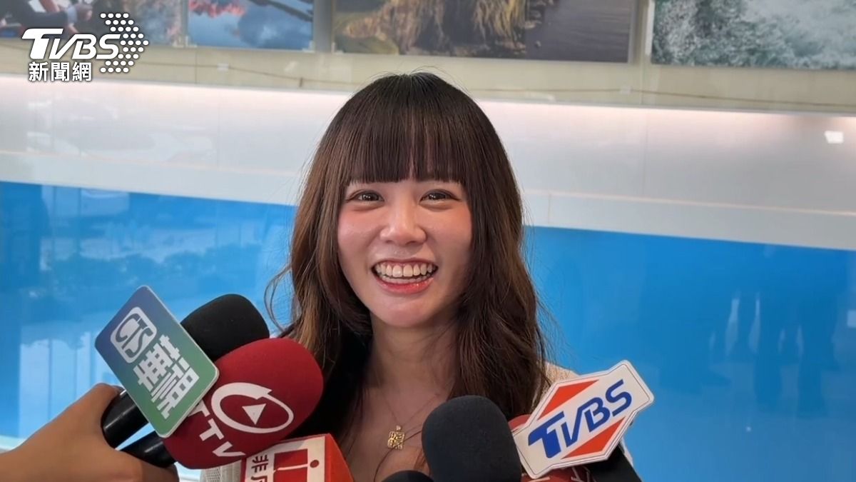 女車主徐小姐:「一隻打前鋒 第二隻跟在後面 第三隻慢慢走,雖然 一直都有遇到雞,但我第一次被追,就是嚇到我怕牠來啄我 ,等一下我絲襪破掉」(圖/TVBS)