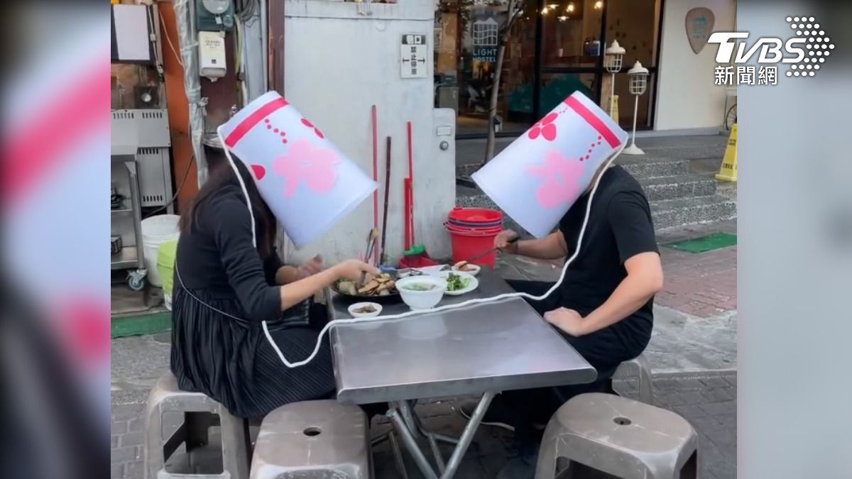 夫妻檔打扮成兒時記憶「傳聲筒」,左右兩旁的視線被遮擋住,被笑稱是I人最佳裝扮(圖/翻攝Threads_wuchinghuei)