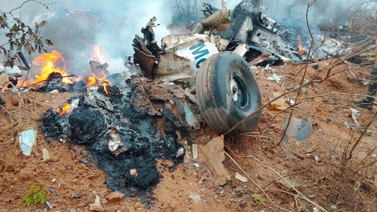 一架小飛機墜毀於肯亞誇勒縣，機上12人恐喪生。（圖／取自@KenyaNewsCentre）