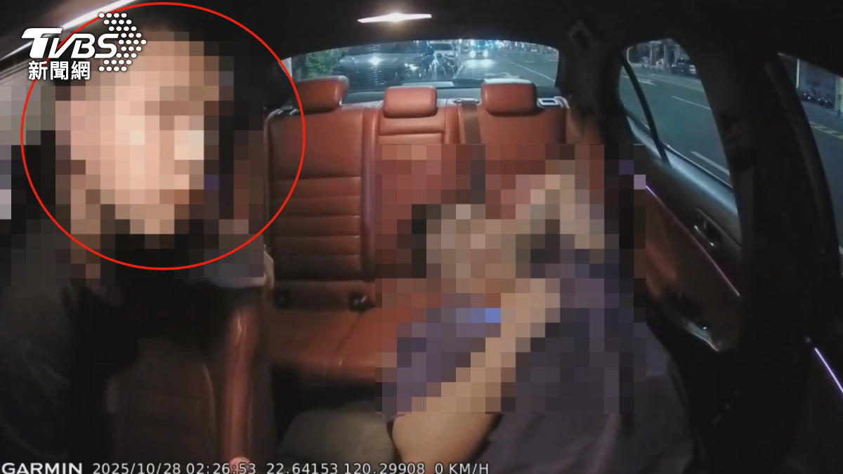 車主在駕駛座熟睡,一名竊嫌闖入車內偷走錢包,車主全程沒感覺。(圖/TVBS)