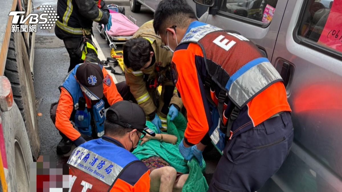 快訊/台南阿婆騎車捲水泥車巨輪 右臂斷肢失血嚴重