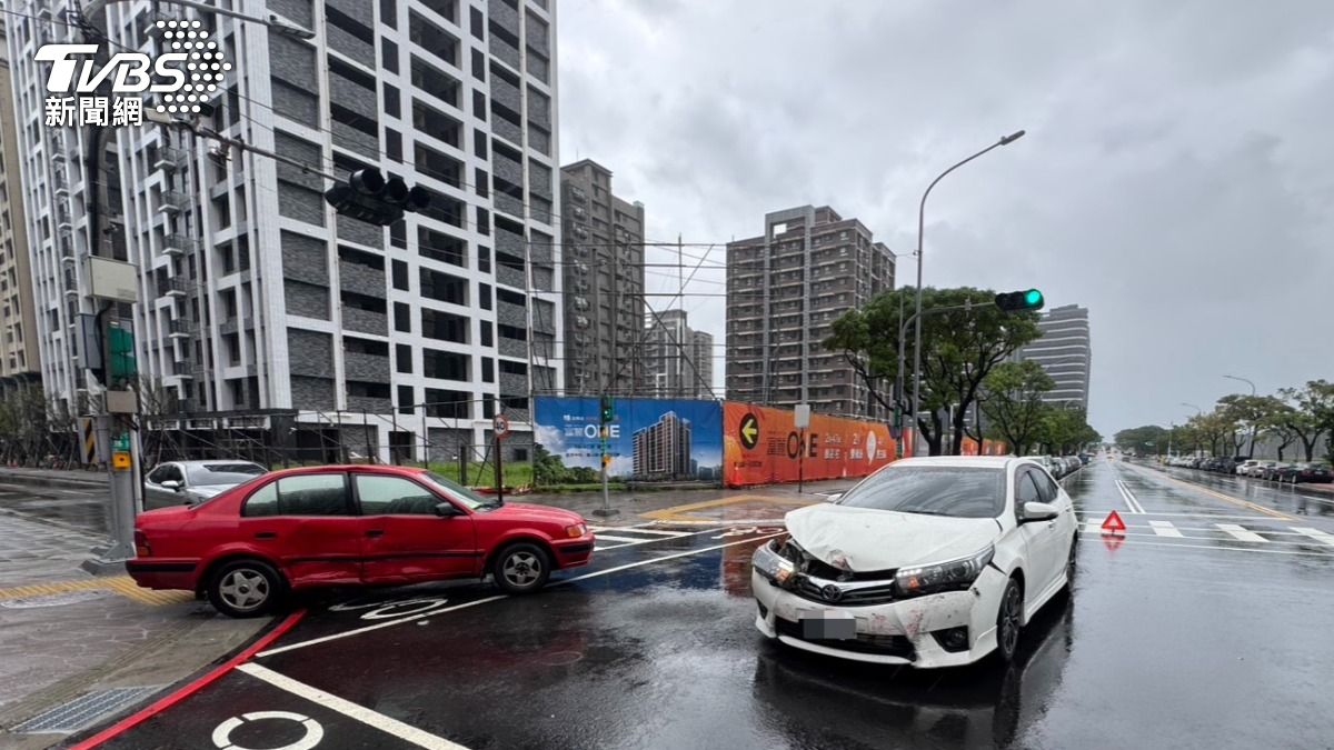 駕駛控紅綠燈號誌沒亮,導致碰撞釀車損。(圖/TVBS)